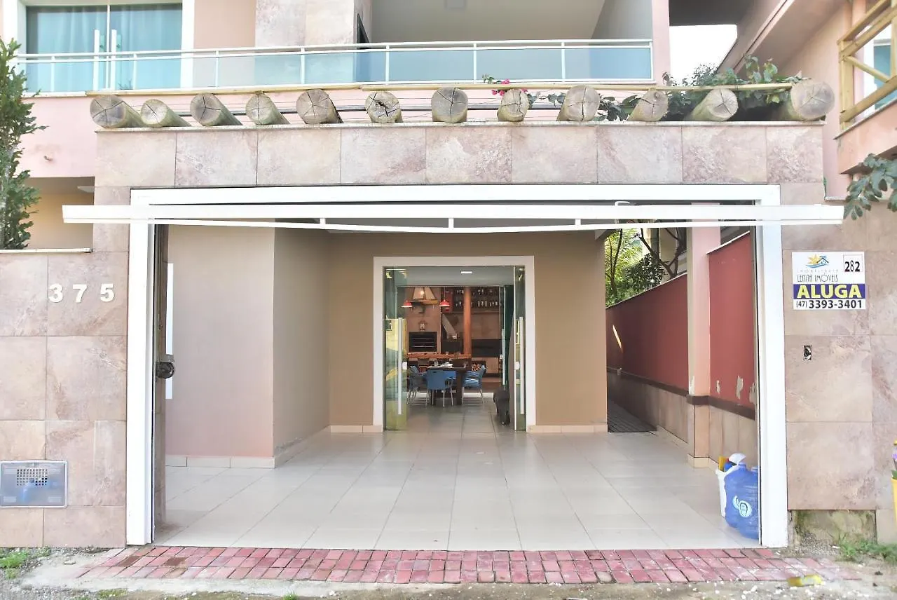 Holiday home Lindas Casas Com Piscina Poucos Metros Do Mar Para 18 Pessoas Bombinhas